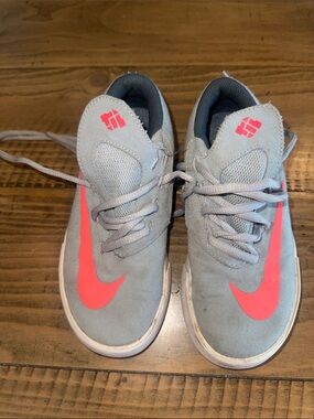 Nike Kids Light Gray Sneakers with Bright Pink Swoosh
